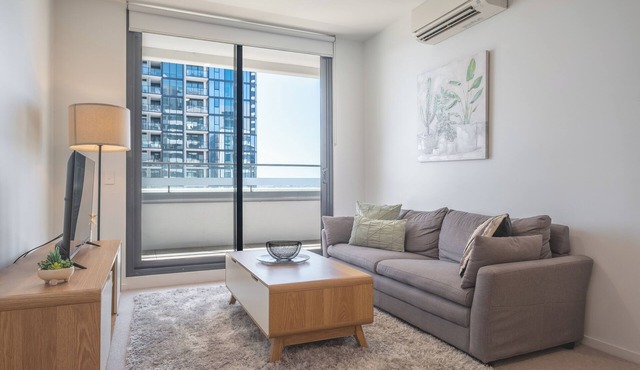 Panoramic Views 2BR with Pool and Free carpark in Footscray