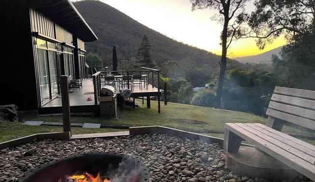 Panoramic views - outdoor bathhouse - walk to town in Warburton
