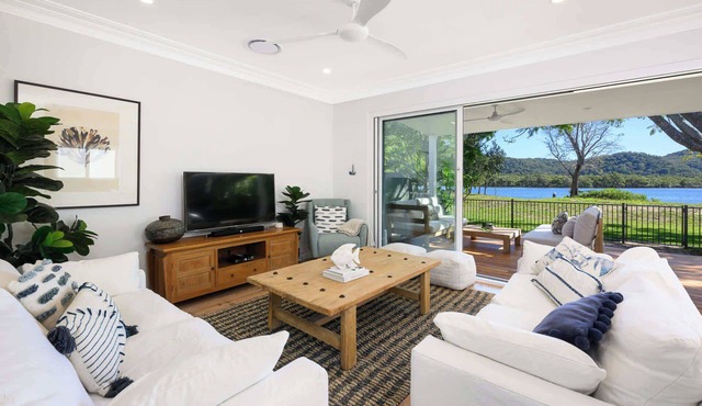 Panoramic Water Views, 4-Bed Patonga Retreat in Patonga