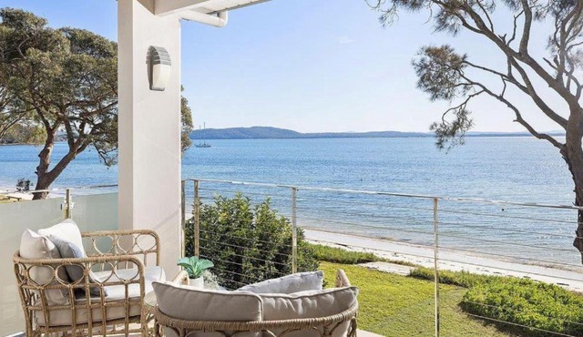 Paradiso Beach House in Salamander Bay