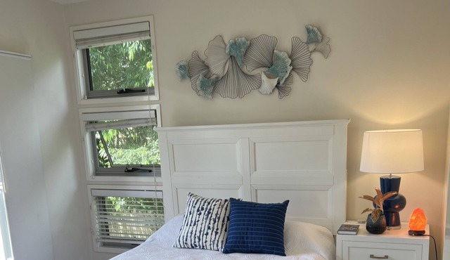 Peace and privacy modern quiet street. Two bedroom townhouse sleeps 4 to 6 in Milton