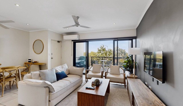 Peaceful 2-Bed Apartment with Private BBQ Balcony in Rosebery