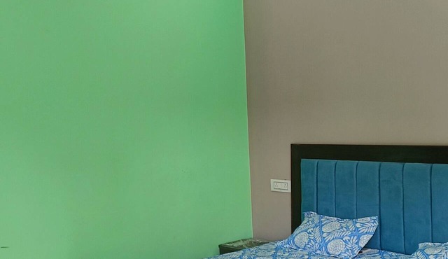 Peaceful 6-bedroom apartment with AC in Varanasi near Stadium & Near Airport
