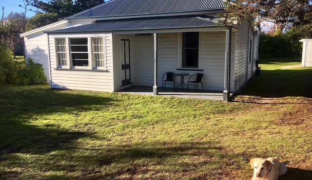 Peaceful, heritage listed cottage with all comforts on huge block opposite beach in Low Head
