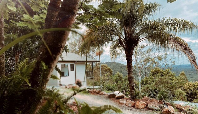 Peaceful Hilltop Cabin with Outdoor Bathtub and Wildlife Views Near Springbrook, Mudgeeraba, Queensland in Mudgeeraba