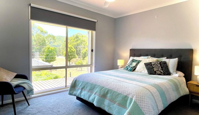 Peaceful self-contained unit. Perfect home base for work or get away in Bright