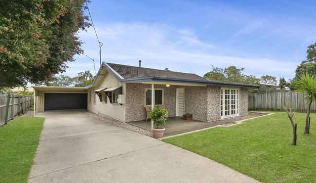 PEBBLE COTTAGE in Beachmere