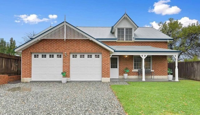 Peel House. Character Home & BBQ. Bathurst CBD. in Bathurst