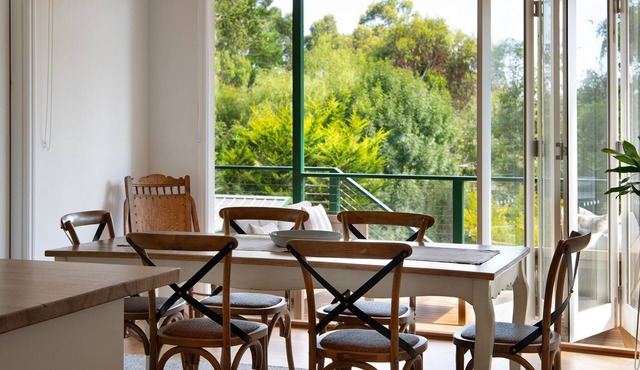 Pembroke Cottage- modern comforts and scenic views in Daylesford