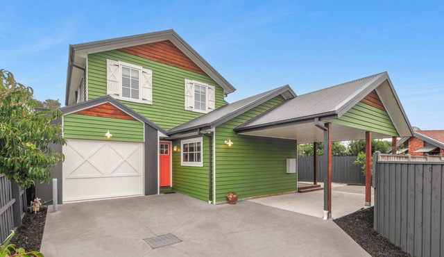 Peninsula Green Cottage - 5 MINUTES WALK TO THE BEACH! in Capel Sound