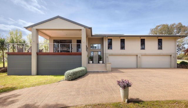 Peregrine Pool Paradise - Outstanding four bedroom family home with pool! in Wodonga