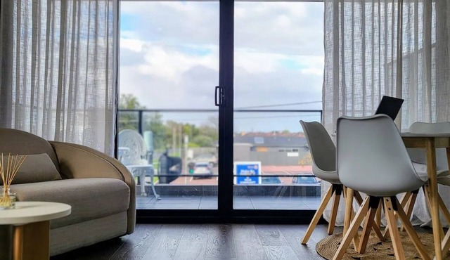 Perfect ECOSA Experience. 2 Bedroom Apartment +Free Parking. 10min From Airport in Pascoe Vale South