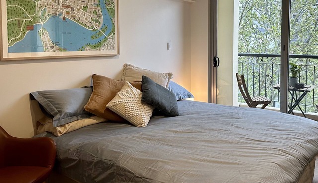 Perfectly situated at Claisebrook Cove, fresh Studio apartment, with pool access in Perth