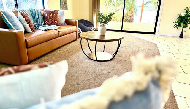 Pet-Friendly 4-Bedroom Lakeside Getaway with Private Jetty & Water Views | Ideal for 28+ Night Extended Stays in Encounter Bay
