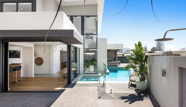 Pet friendly Luxury stay walk to beach & Heated Pool in Mooloolaba Region