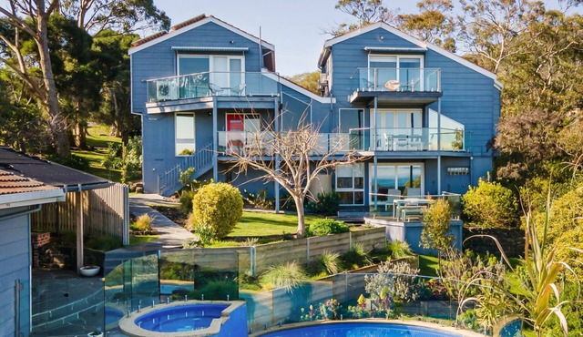 Pet Friendly - Bay Views From Drury Lane with Solar Heated Pool and Gas Heated Spa in Dromana