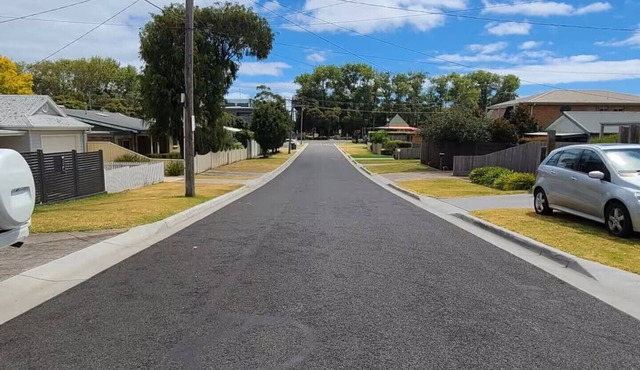 Pet Friendly Beach House – 100m to Rosebud Beach in Rosebud