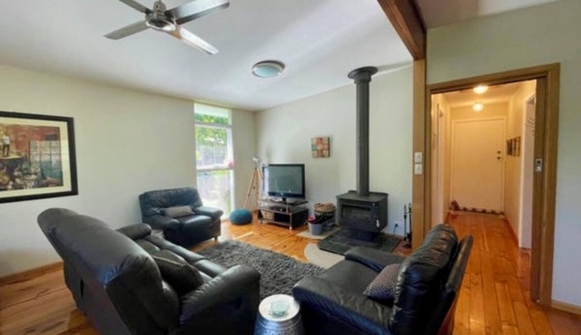 Pet friendly cottage in the heart of Bright. Park the car and walk everywhere! in Bright