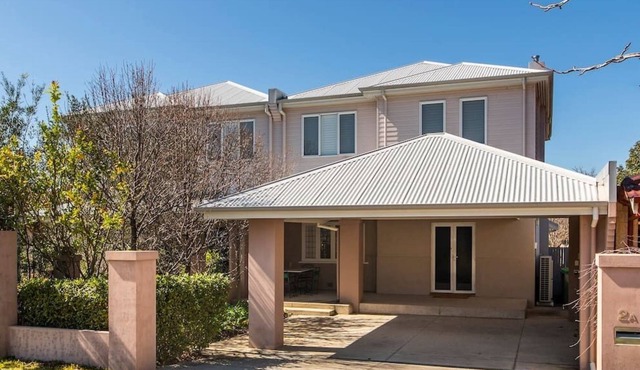 Pet friendly! Huge open plan house close to the Swan River. Free WIFI in Nedlands
