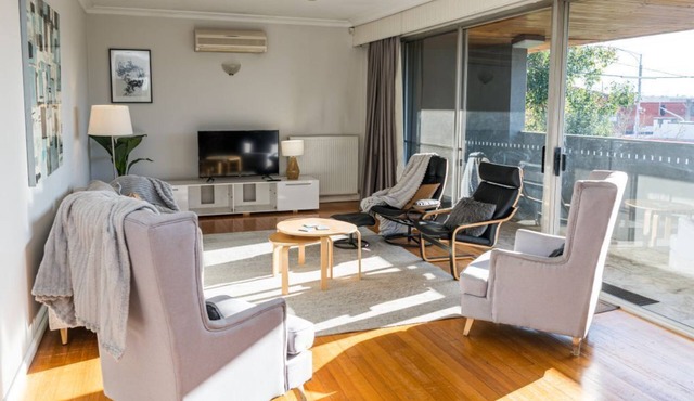 🐶 PET FRIENDLY : Large 5bd,3bth,pool,public transport .🐶 in Glen Iris
