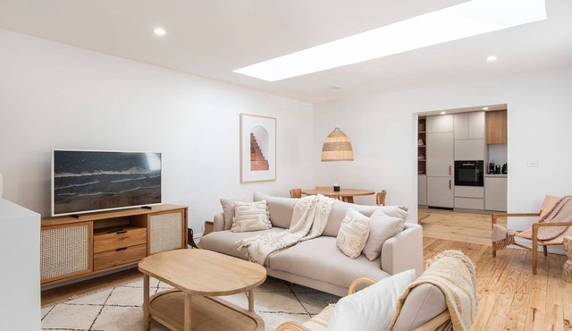 Pet Friendly - Modern Haven in Vibey Fitzroy Walk to shops in Fitzroy