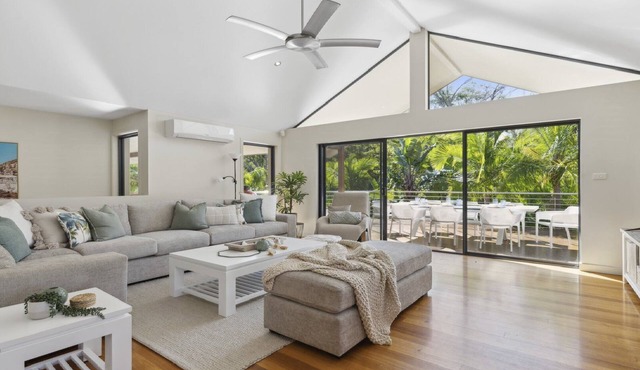 Pet Friendly, Pool, Beachside BBQ Heaven, Sleeps 8-10 in Korora