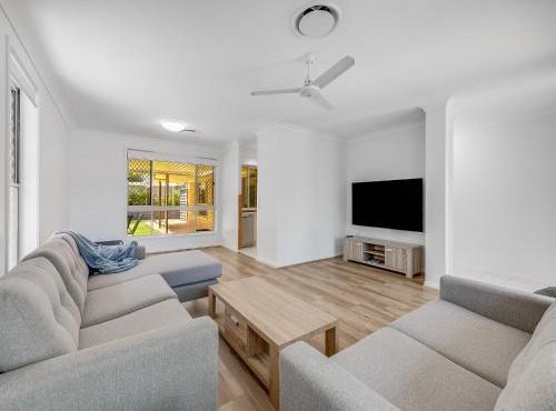 Pet-Friendly Retro Beach House - Walk to Dog Beach - Sleeps 8 in Buddina