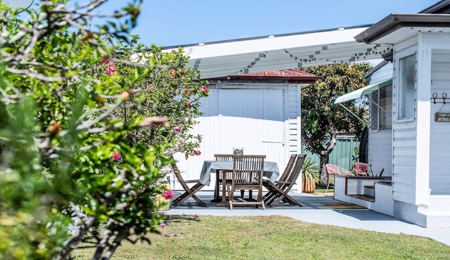 Pet Friendly, stroll to beach,cafes & restaurants in ETTALONG BEACH