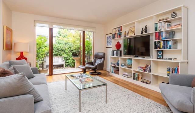 Pet Friendly - The Light House - Close to Harold Holt Swim Centre in Glen Iris