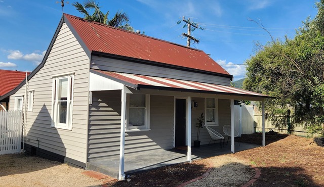 'Pickett's Cottage' - Restored Heritage Pioneer Stay in Ferntree Gully