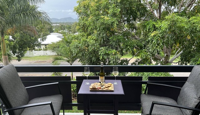 Pine Lodge-Stylish 2 bedroom unit convenient location, West End in West End