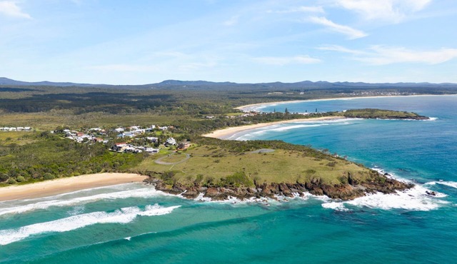 Pipe Dreams offers an idyllic retreat, nestled just steps from the stunning Ocean View Beach. in Arrawarra Headland
