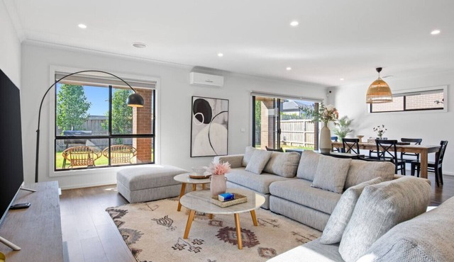 Point Cook's Spacious and Comfy 4BR/2.5B Haven! in Point Cook