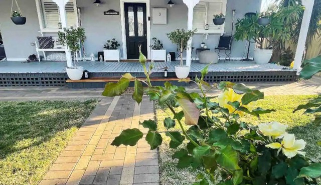 Pool with stunning river views and beautifully equipped 100-year-old cottage in Northam