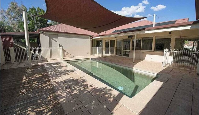 Poolside Retreat with Golf Views in Murray Downs
