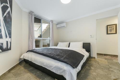 Premium Beachfront Stay, Space & Style APT in Sydney