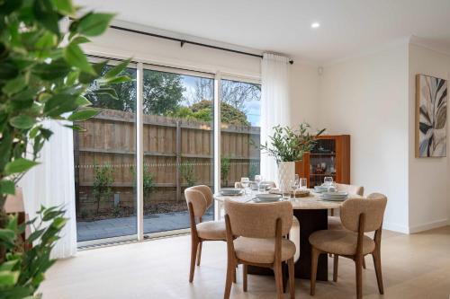 Prestige 4-Bed Luxury Home in Ashburton in Chadstone