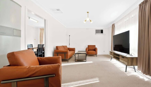 Prime Location 3BR Family Home 3-Min Walk to Shops in Cranbourne