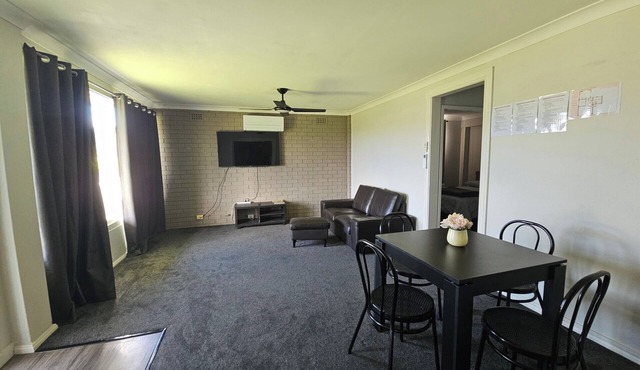 Private Lower‑Level 2‑Bedroom Unit – Walk to Lake Macquarie in Eleebana