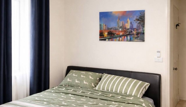 Private master bedroom with bathroom near town. in Kennington