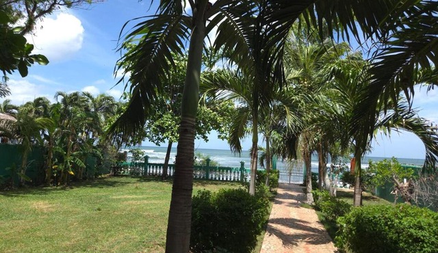 Private oceanfront retreat with tropical garden in Masachapa