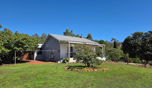 Private Perth Hills Cottage | Nature Retreat with Kangaroos in Kelmscott