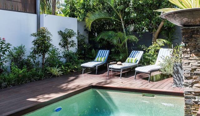 PRIVATE POOL - DECKS - WALK TO BEACH in Sunshine Beach
