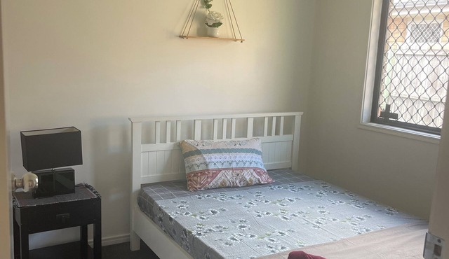 Private Room | Shared Bath | Shared Accomodation| Private Access | Self Check-In in Rothwell