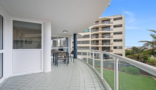 Pumicestone Accessible Apt: 100m Beach, Pool, Lift in Caloundra