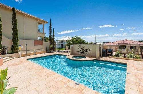 Pyramids Hideaway with Pool - Walk to Beach and The Cut Golf Course in Dawesville