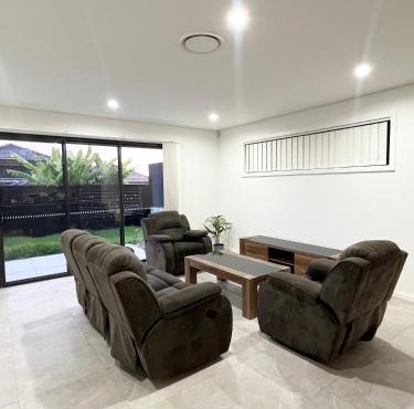 Queen Room in Peaceful and Modern House - OR8 in Guildford
