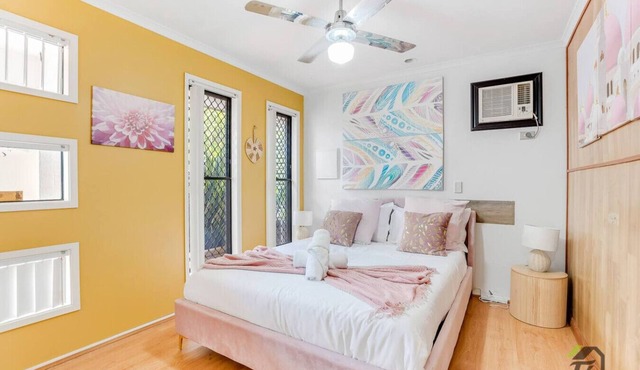 Quiet 5 bedrooms House located Springfield lake in Springfield Lakes