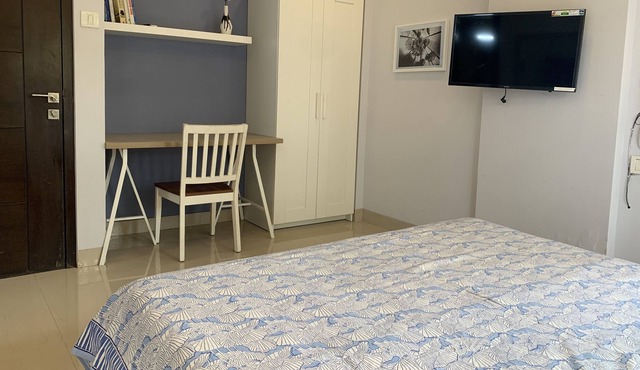✪Quiet Bandra 3 bedroom ✪Balconies✪Walk to Ocean✪ in Mumbai