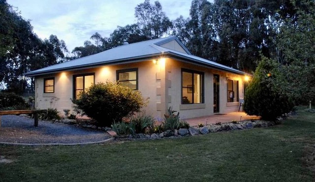 Quiet Comforts: Ideal Cottage for a Peaceful Country Getaway in Beechworth, Victoria in Beechworth
